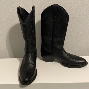 Black Ariat cowboy boots